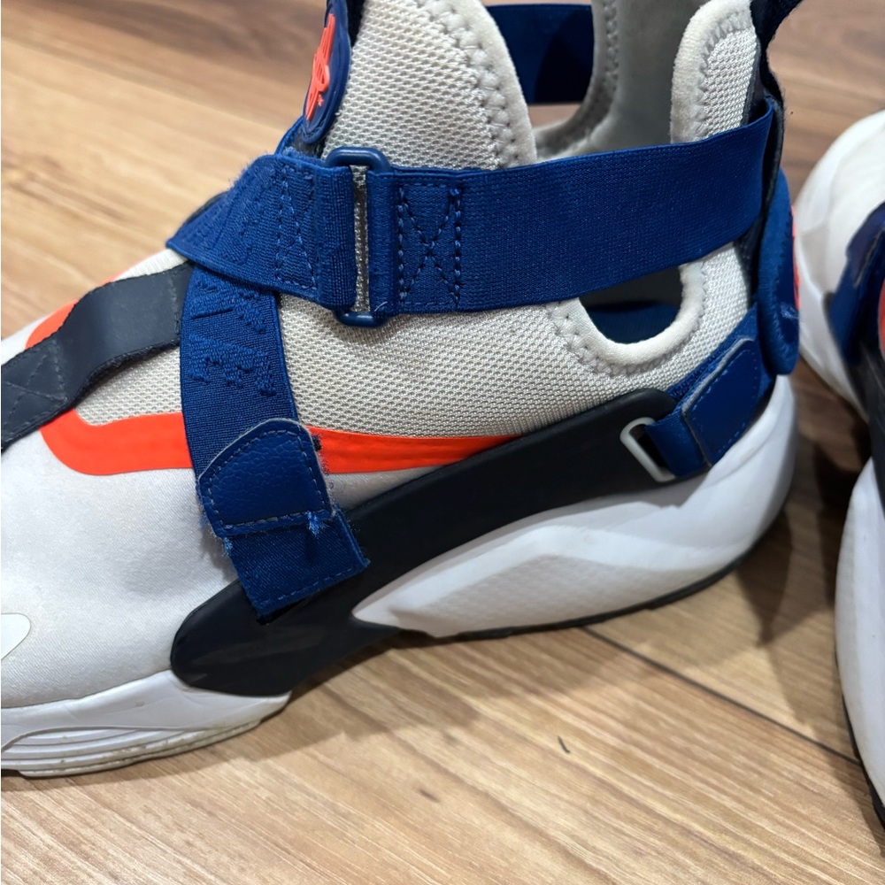 Nike Air Huarche Gym Shoes in White Vast Grey - Gym Blue - Picture 4 of 5